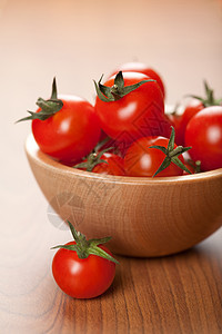 木碗中成熟的西红柿饮食食物维生素蔬菜木头营养美食红色小吃午餐图片