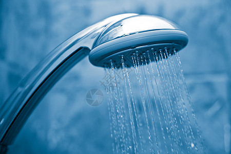 金属淋浴产生的水水滴合金溪流流动蓝色运动喷射浴室宏观温泉图片