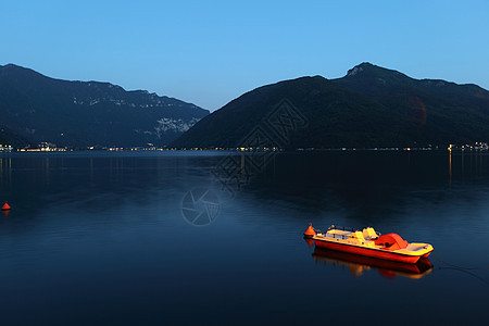 夜间湖边风景假期城市布雷村庄蓝色旅游天桥反射爬坡天空图片