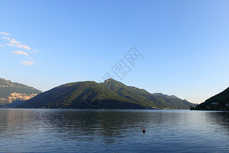 湖水湖景观阳光全景天空旅行旅游天桥村庄假期爬坡布雷图片