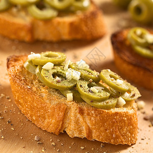 Bruschetta带橄榄和大蒜小吃蔬菜胡椒早餐点心食物主菜面包美食起动机图片
