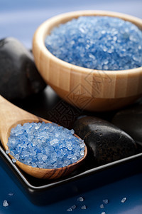 草药盐和温泉石岩石勺子木头身体环境奢华治疗蓝色石头冥想图片