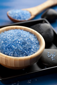 草药盐和温泉石冥想治疗石头药品奢华环境蓝色木头身体平衡图片