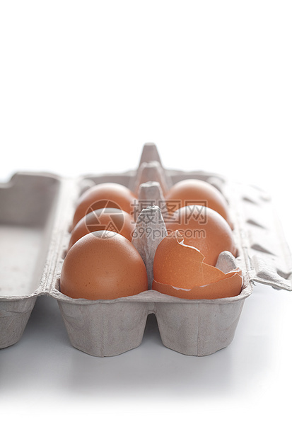 在孤立的箱中鸡蛋市场食物产品农场厨房蛋盒美食家禽杂货羽毛图片