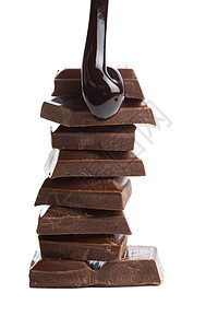 将巧克力糖浆倒在巧克力块上 与世隔绝宏观小吃诱惑糖果液体甜点美食营养正方形乐趣图片