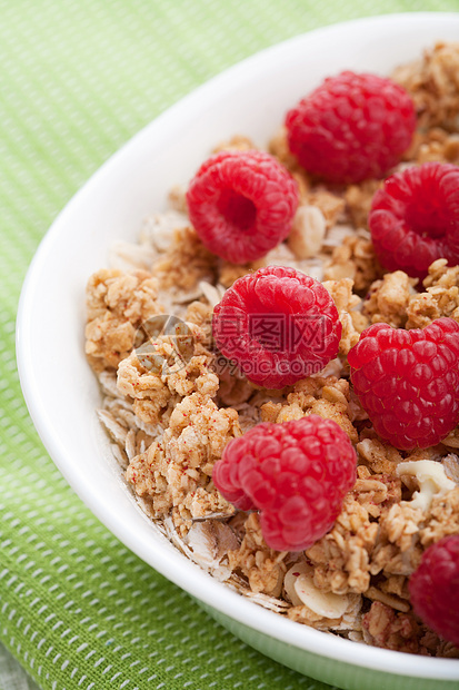 带草莓的谷物玉米食物营养稀饭覆盆子早餐玉米片薄片美食小吃图片
