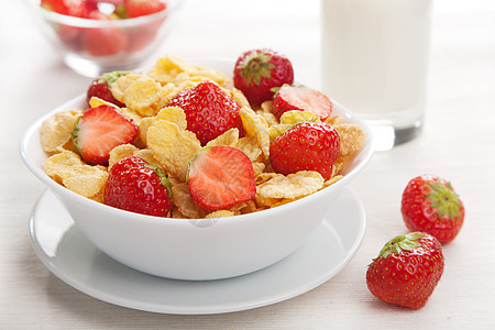 含有草莓的谷物甜点玉米片薄片美食早餐奶制品小吃玉米食物饮食图片