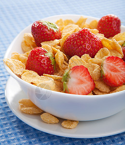 含有草莓的谷物小吃饮食美食营养蔬菜奶制品水果薄片甜点早餐图片