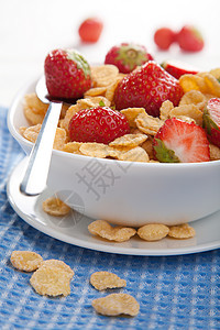 含有草莓的谷物玉米甜点奶制品玉米片勺子营养蔬菜饮食小吃早餐图片