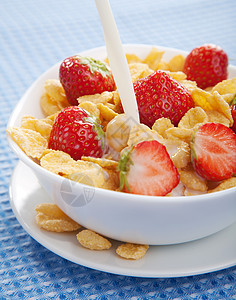 含有草莓的玉米片食物牛奶玉米水果甜点饮食薄片奶制品美食谷物图片