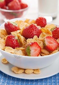 含有草莓的谷物营养水果牛奶美食蔬菜甜点玉米片玉米食物奶制品图片
