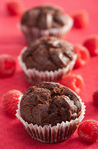 带有草莓的巧克力松饼诱惑早餐烹饪巧克力食谱糕点馅饼面包糖果食物图片