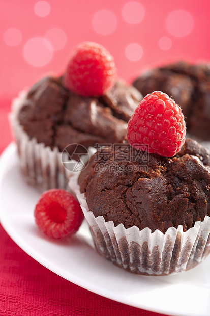 带有草莓的巧克力松饼食物美食食谱馅饼浆果糕点巧克力水果覆盆子早餐图片