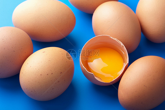 蓝底鸡蛋杂货市场营养美食黄色产品圆形家禽蛋壳农场图片
