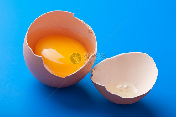 蓝色鸡蛋营养黄色家禽厨房裂缝杂货食物棕色美食蛋壳图片