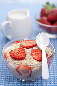 加新鲜草莓的粥蔬菜营养饮料麦片奶制品早餐小吃谷物燕麦稀饭图片