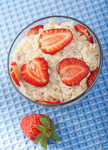 加新鲜草莓的粥早餐奶制品蓝色饮食蔬菜麦片牛奶营养燕麦美食图片