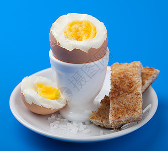 蛋杯煮鸡蛋早餐黄色盘子面包棕色美食营养圆形杂货杯子图片