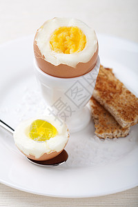 蛋杯中的煮鸡蛋棕色黄色杯子面包杂货产品圆形早餐营养白色图片