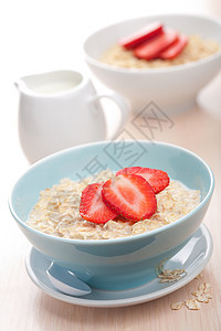谷物新鲜草莓牛奶蓝色燕麦饮料营养小吃勺子稀饭水果麦片图片