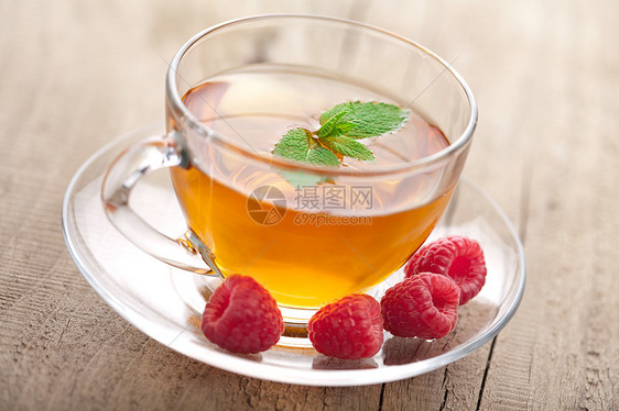 含薄荷茶和果汁的茶叶美食胡椒香气杯子芳香木头叶子覆盆子玻璃饮料图片