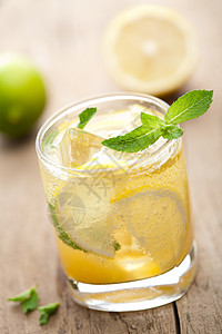 新鲜柠檬水异国桌子果汁苏打饮料茶点薄荷叶子木头酒吧图片