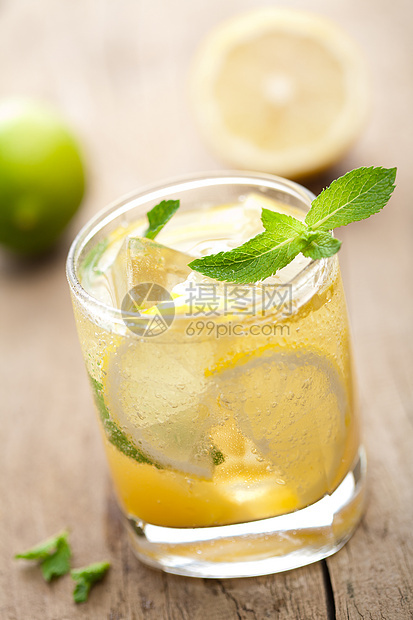 新鲜柠檬水异国桌子果汁苏打饮料茶点薄荷叶子木头酒吧图片