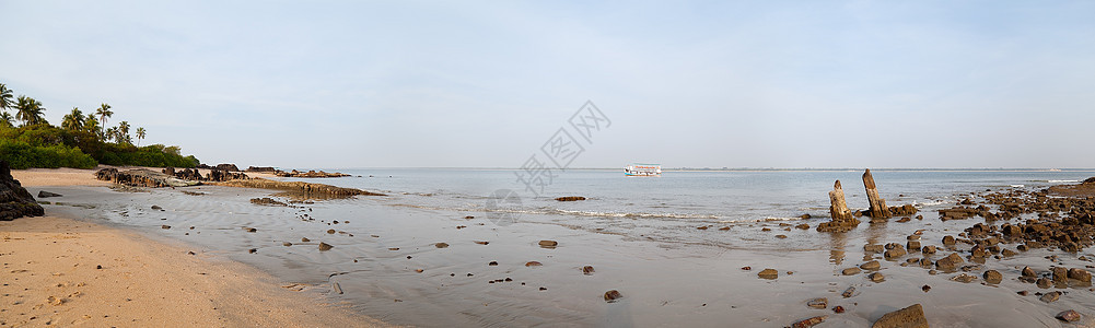 美丽的海滩 有岩石石头海岸线吸引力波浪风化苔藓海洋天空三叶草悬崖图片