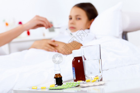 家寒冷的女孩童年女性保健女士病人毯子卧室母亲药品成人图片