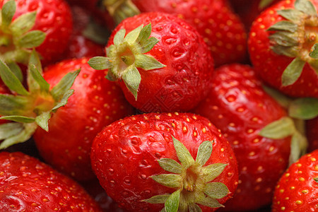 新鲜草莓和绿叶图片