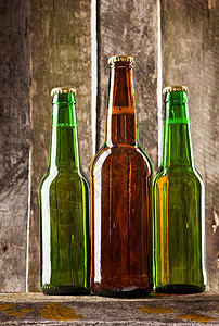 啤酒瓶饮料绿色黄色棕色瓶子气泡木头团体食物金子图片