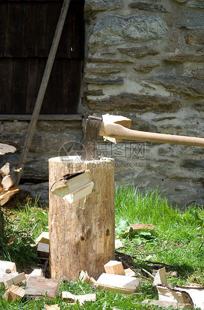 行动轴工具木板斧头柴堆日志森林工作木材木头火炉图片
