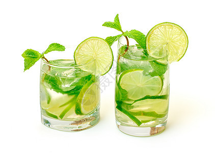 莫吉托鸡尾酒 在一个玻璃杯面包机糖浆热带玻璃叶子果汁烧杯草本植物派对稻草柠檬图片