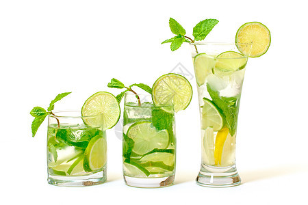 莫吉托鸡尾酒 在一个玻璃杯面包机草本植物水果酒精苏打果汁薄荷玻璃派对杯子热带图片