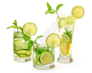 莫吉托鸡尾酒 在一个玻璃杯面包机玻璃稻草糖浆水果柠檬果汁叶子杯子派对烧杯图片