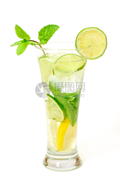莫吉托鸡尾酒 在一个玻璃杯面包机果汁稻草水果玻璃草本植物热带叶子糖浆烧杯柠檬图片