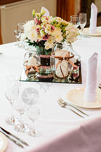 婚礼晚宴的餐桌安排餐巾派对订婚桌布蜡烛服务餐具花瓶桌子纺织品图片