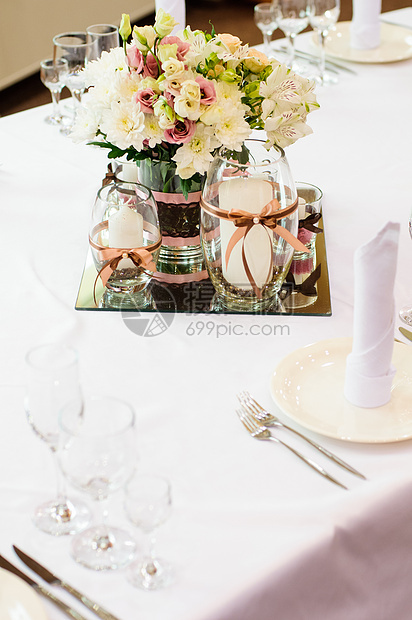婚礼晚宴的餐桌安排花束玫瑰装饰宴会奢华订婚餐具丝带盘子蜡烛图片