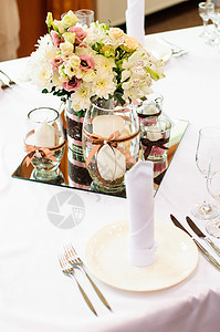 婚礼晚宴的餐桌安排订婚玫瑰眼镜餐厅丝带宴会花瓶纺织品用餐高脚杯图片