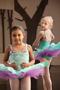 儿童芭蕾舞练习图片
