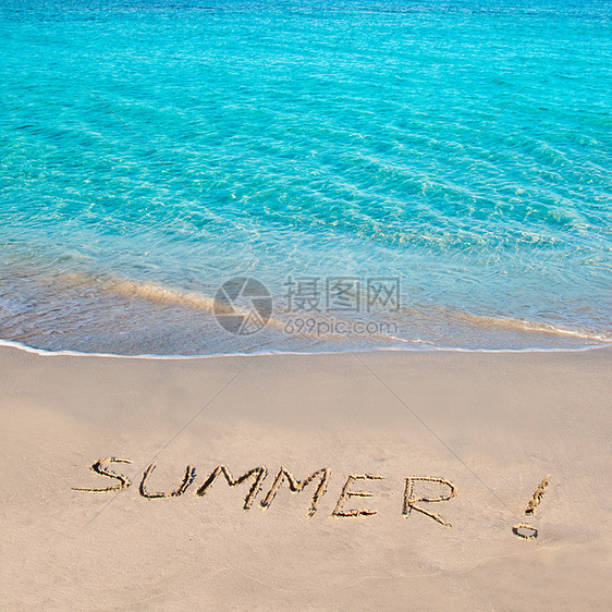 热带海滩与夏日词以沙沙写成海洋水晶岛屿假期旅行打印场景蓝色海浪晴天图片