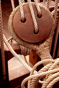 古老的木帆船滑轮和绳索宏观钻机海洋游艇木头血管旅行工具码头电缆图片