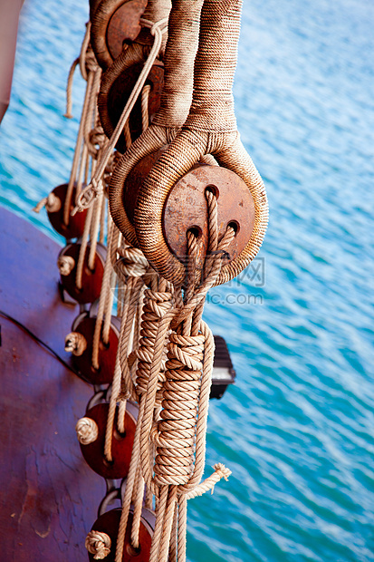 古老的木帆船滑轮和绳索别针海军海洋木头桅杆工具宏观索具古董电缆图片
