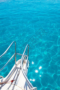 来自船弓的巴利阿里蓝色清洁绿宝石水巡航甲板热带海滩假期血管运输栏杆奢华运动图片
