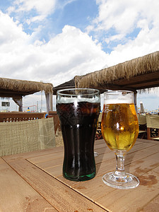 饮料酒精液体啤酒桌子海滩泡沫小屋背景图片