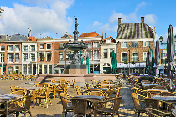 荷兰Gorinchem喷泉附近的街头咖啡馆图片