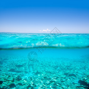 Beliaric群岛 松绿海在水外天堂海浪地标水线天空宏观海洋液体热带波纹图片