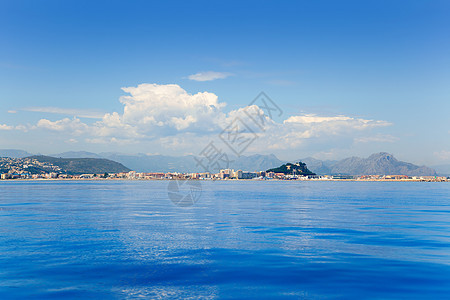 从蓝色平静的海面支撑旅行巡航建筑学假期海滩游艇天空海岸海洋图片