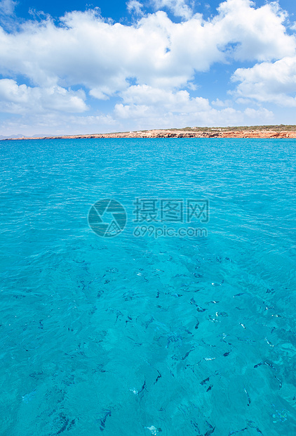 Cala Saona海滩 位于前厅 有鱼旅游岩石小岛晴天地标海洋旅行假期天空天堂图片