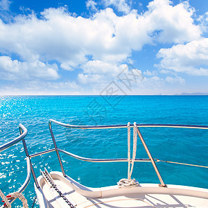 Anchor船和热带三角热带绿宝石海滩图片